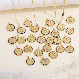 Breloques rondes dorées avec initiales et bordure en pierres précieuses arc-en-ciel, pendentifs lettres A B C, bijoux - Product Image 3