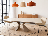 Table de salle à manger au design unique avec pieds en métal noir et plateau en céramique imitation marbre, idéale pour les restaurants modernes