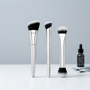Juego de 3 Brochas de Maquillaje de Lujo YRX Plateadas, Brochas para Base, Rubor y Corrector, Brochas de Maquillaje Personalizadas con Logotipo - Product Image 1