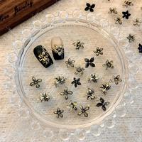 50 pièces de breloques pour ongles 3D souples sculptées en forme de fleur, 6-9 mm, style Old Money, décorations d'ongles rétro dorées mélangées, accessoires de manucure DIY avec diamants