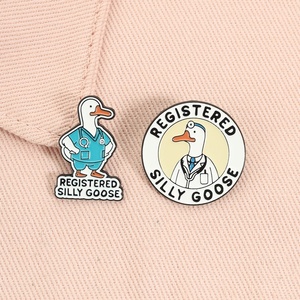 Broche en émail drôle 'Silly Goose' pour médecins et infirmières, badge de revers, bijou fantaisie, cadeau pour médecins - Product Image 1