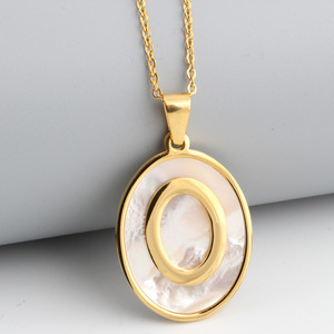 Collier pendentif lettre O en or avec incrustation de nacre, chaîne tendance, bijou à porter au quotidien, cadeau - Product Image 2