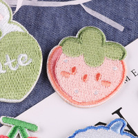 Cartoon dierenborduurlogo, konijn fruitbadge-logo, kledingaccessoire patch, doe-het-zelf handwerk, zelfklevend borduurwerk