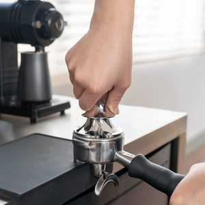Prensador de Café Portátil Ecológico de 58 mm, Prensador de Café Premium para Baristas, Mecanismo de Resorte Calibrado, 100 % Acero Inoxidable - Product Image 4
