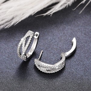 Orecchini a Clip Minimalisti con Linee Incrociate, Eleganti Orecchini di Lusso Leggero alla Moda per Donne - Product Image 5