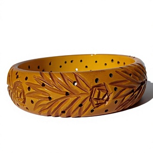 Ensemble de bracelets vintage faits main en résine sculptée de motifs floraux, bijoux ronds imposants, objets d'art et d'artisanat de collection, pour femme, pour fêtes et anniversaires - Product Image 6