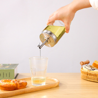 Bouteille en verre cylindrique de 500 ml avec bec verseur en acier inoxydable et couvercle pour le stockage d'huile de cuisson, utilisation en restaurant et en cuisine