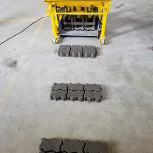 ماكينة تشكيل كتل الإسمنت الهيدروليكية المتنقلة الكبيرة والصغيرة ، ماكينة تشكيل كتل الإسمنت المجوفة ، ماكينة صنع الطوب بمحرك الخرسانة الخام - Product Image 4