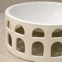 Bol décoratif moderne en céramique blanche avec découpe cintrée et texture, idéal comme centre de table pour table basse et décoration intérieure