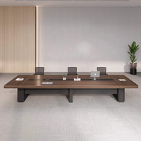 Table de conférence d'entreprise avec plateau long à bords arrondis et armoires de rangement intégrées