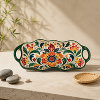 Plat de service en céramique traditionnel Lush OEM, en forme de bateau, à bords ondulés, peint à la main, motif floral, avec poignées vert émeraude, idéal pour l'accueil.