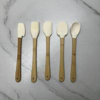 Mini outils de pâtisserie, ensemble de 5 pièces colorées, spatule, grattoir en silicone, ensemble d'ustensiles de cuisine en silicone à manche en bambou pour enfants