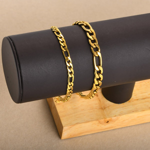 Pulsera Unisex Clásica <span class=keywords><strong>de</strong></span> Acero Inoxidable 316L Chapada en <span class=keywords><strong>Oro</strong></span> <span class=keywords><strong>de</strong></span> 18K con <span class=keywords><strong>Cadena</strong></span> Figaro <span class=keywords><strong>de</strong></span> 5MM y 7MM <span class=keywords><strong>de</strong></span> Ancho <span class=keywords><strong>para</strong></span> <span class=keywords><strong>Hombre</strong></span> y Mujer - Product Image 3