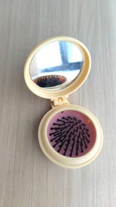 Peigne à cheveux rond pour enfants <span class=keywords><strong>et</strong></span> femmes, miroir portable pliable pour retouches <span class=keywords><strong>de</strong></span> <span class=keywords><strong>maquillage</strong></span>, houppette à coussin d'air, vente en gros disponible - Product Image 4