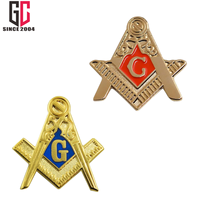Pin de Solapa Masónico de Metal Esmaltado Dorado y Rojo, Diseño Maestro Masón, Regalo Artesanal, Fabricación Personalizada con 15 Años de Experiencia