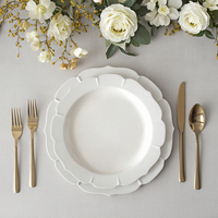 Ensemble d'assiettes blanches en céramique au design de forme florale élégante, assiette à dîner à glaçure blanche festonnée pour mariage et événement