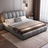 Lit double moderne minimaliste écologique, chambre principale, luxe léger, petit appartement, rangement, cadre en bois, lit king-size, lit queen-size