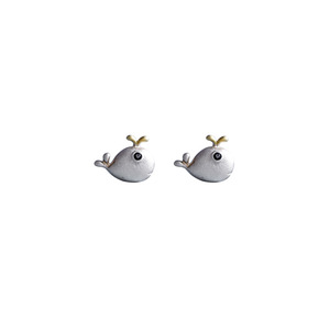 Los pendientes pequeños con diseño de ballena que rocían agua son simples, modernos, lindos, pequeños y asimétricos para mujeres. They - Product Image 5