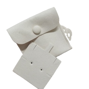 ถุงของขวัญไมโครไฟเบอร์สีงาช้างขนาด 8x8 ซม. พร้อมกระดุมแป๊ก พิมพ์โลโก้ได้  พร้อมแผ่นรองใส่เครื่องประดับขนาด 8x8 ซม. สำหรับนำเสนอสินค้าหรูหราของคุณ - Product Image 1