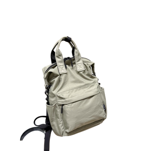 Sac <span class=keywords><strong>à</strong></span> dos classique léger en nylon hydrofuge (<span class=keywords><strong>Taupe</strong></span>/Noir) - Sac quotidien durable, élégant et polyvalent avec doublure en polyester - Product Image 1