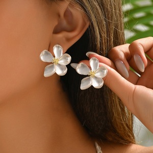 Pendientes de Flor Metálicos con Acabado Mate, Color Rojo Dorado, Elegantes y de Lujo para Mujer - Product Image 4