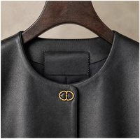 Veste en peau de mouton pour femme, col rond, garniture tressée en tweed lurex doré, double anneau en D, boutons pression dorés, coupe courte, manteau de luxe pour le quotidien