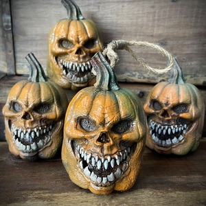 Décoration de citrouille d'Halloween maléfique en résine, faite à la main, pour intérieur et extérieur - Product Image 1
