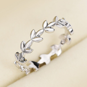 Anello Impilabile con Foglie di Vite in Tono Rosa per Donne, Elegante Accessorio Ispirato alla Natura per Uso Quotidiano - Product Image 1