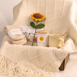 Set Regalo Unico 'Invio di Sole' con Coperta Accogliente e Candela Profumata, Pacchetto di Cura 'Guarisci Presto', Set Regalo 'Pensando a Te' - Product Image 4
