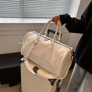 カスタムロゴクロコダイルPUレザー防水フィットネスバッグアウトドアウィークエンドスポーツトラベルチェーントートダッフルバッグ - Product Image 2