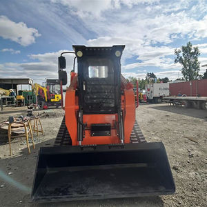 Mesin pemuat Skid-steer baru dengan mengganti aksesori pelat tanah, gigi garpu, dan kait - Product Image 1
