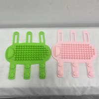 2026 sac pour animaux de compagnie chien épilation peigne de Massage réglable Silicone Massage perte brosse adapté aux jambes de Table