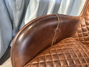 Aviator جناح صناعي عتيق من الجلد الحقيقي تصميم علوي عالي لغرفة النوم وتناول الطعام فيلا أريكة Wingback كلاسيكية للعيش - Product Image 5