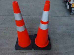 Cônes de signalisation de sécurité en PVC de 36 pouces avec col réfléchissant pour la circulation routière, le stationnement et l'entraînement au trafic - Product Image 2