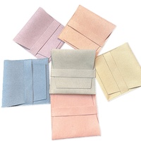 Boîte à bijoux de luxe en microfibre YZ en gros, avec logo personnalisé en relief, en velours, anti-poussière, en forme d'enveloppe, emballage de bijoux haute capacité