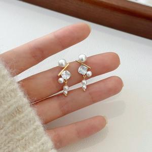 Pendientes de Borla Versátiles de Estilo Retro para Mujer, Plata de Ley S925 con Perlas Dispersas, Joyería Larga de Alta Gama en Oro de 18K - Product Image 1