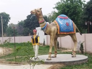 Estatua de Hombre Rajastaní de Fibra de Vidrio de Alta Calidad, Escultura India para Hogar, Oficina, Hotel, Restaurante, Jardín, Disponible para la Venta - Product Image 6