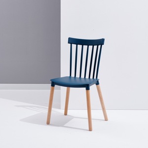 <span class=keywords><strong>Chaise</strong></span> <span class=keywords><strong>de</strong></span> salle à manger à pieds en bois colorés à prix bon marché Vente en gros <span class=keywords><strong>de</strong></span> chaises en plastique modernes empilables en PP pour restaurant et café - Product Image 4