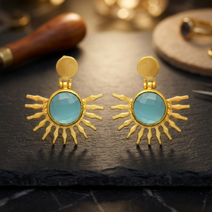 Boucles d'oreilles clous en laiton plaqué or faites à la main avec pierres précieuses - Cadeau de mode bohème pour les occasions festives - Product Image 3
