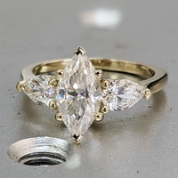 Bague de fiançailles 3CT en or jaune massif 10K/14K/18K avec trois diamants de laboratoire en taille marquise et poire, certifiée IGI CVD/HPHT, personnalisable