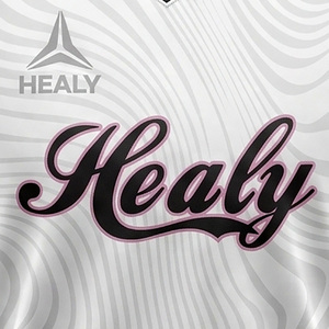Ensemble d'uniformes de basketball sublimés HEALY à texture ondulée blanche, avec bordure rose et noire, maillot et short en maille respirante à séchage rapide, personnalisable pour équipe - Product Image 3