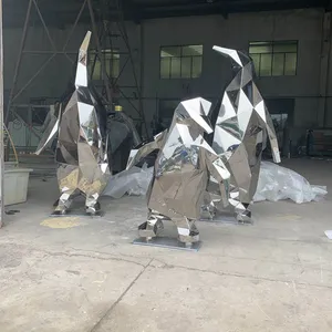 Scultura geometrica moderna del pinguino dell'acciaio inossidabile lucidata specchio a grandezza naturale per la decorazione dell'hotel