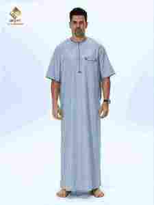 Túnica Al Haramain para Hombre, Color Gris Claro, de Algodón, Manga Corta, Larga hasta el Suelo, Transpirable, Estilo Árabe Tradicional para Uso Diario - Product Image 2