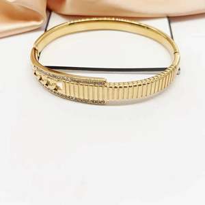 Brazalete de Cristal con Baño de Oro PVD en Acero Inoxidable 316L, Joyería Sostenible con Pedrería para Mujer, Accesorio de Moda - Product Image 1