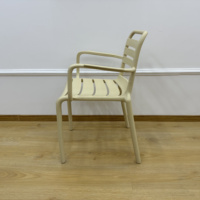 Chaise de jardin moderne en plastique avec accoudoirs, empilable, résistante aux intempéries, à lattes, légère, imperméable, pour extérieur