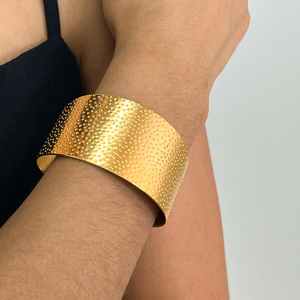 Bracelet large martelé de luxe discret 2025, style industriel minimaliste, jonc ouvert, bijoux essentiels pour femmes - Product Image 1