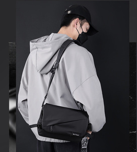 Sac de poitrine de travail personnalisé poche pour ordinateur portable sac à bandoulière de loisirs en nylon imperméable à l'eau sac à foulée à séparateurs multiples pour hommes - Product Image 6