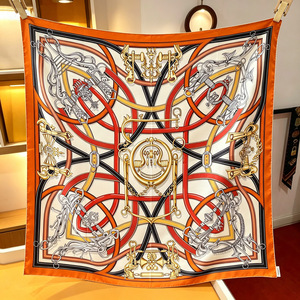 Foulard en Soie 90x90cm 14mm en Soie Sergée à Ourlet Roulotté à la Main, Motif Numérique Sérigraphié, Carré, Vente en Gros - Product Image 5