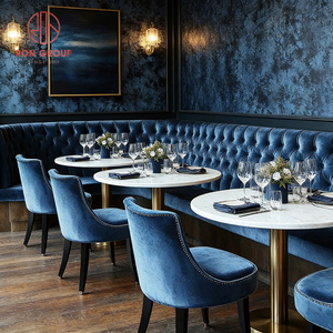 Juego de Muebles de Restaurante Modernos y Lujosos: Sofá de Terciopelo Azul Marino con Botones y Mesa Redonda de Mármol Blanco - Product Image 2