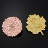 Fournisseur de broches personnalisées : Broche en métal personnalisée en forme de feuille d'érable, broche 3D en relief pour cadeau souvenir de mode